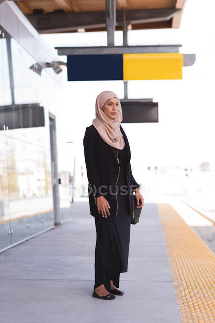 Хіджаб жінку, що стоїть на платформі, на залізничному вокзалі — стокове фото