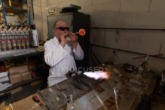 Male worker working in glass factory — Stock Photo