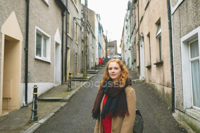 Ruiva mulher de pé na rua beco — Fotografia de Stock
