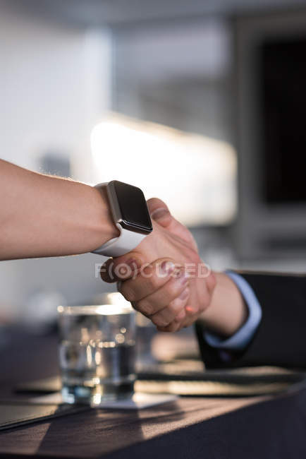 Primer plano de la gente de negocios estrechando la mano entre sí - foto de stock