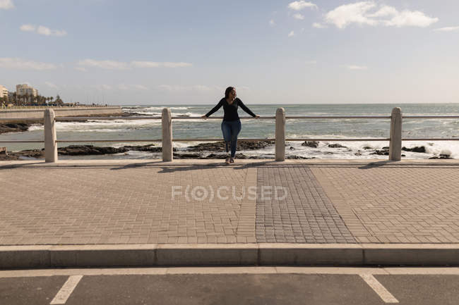 Mulher deficiente de pé no passeio marítimo perto do mar — Fotografia de Stock