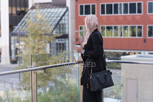 Hidschab-Frau steht auf Balkon — Stockfoto