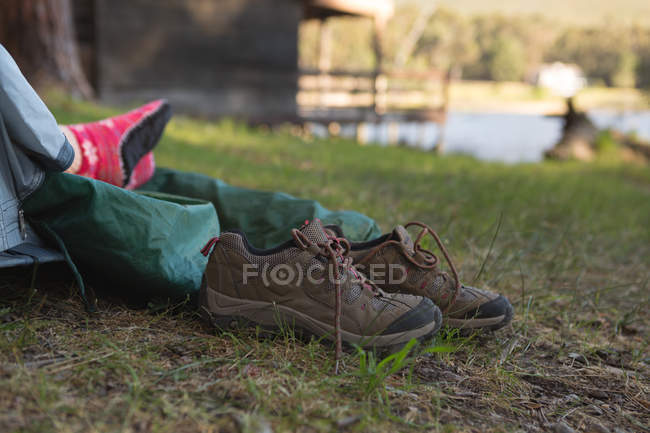 Close-up de sapatos fora da tenda no acampamento — Fotografia de Stock