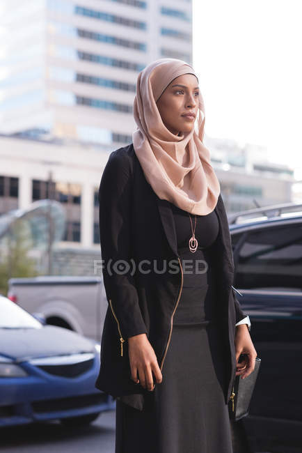 Belle femme hijab marchant dans la rue de la ville — Photo de stock