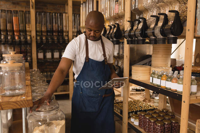 Pessoal masculino atento verificando estoque no supermercado — Fotografia de Stock