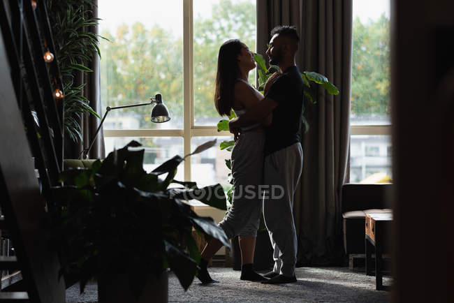 Пара смотрит друг на друга в гостиной на дому — стоковое фото
