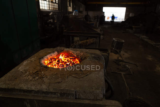 Metallo di fusione in forno in officina fonderia — Foto stock