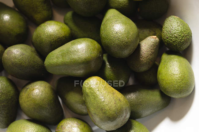 Primer plano de frutas de aguacate en canasta en supermarke - foto de stock