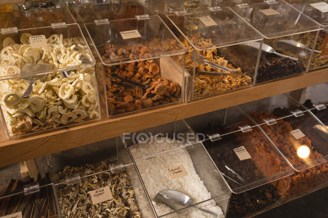 Varie spezie in mostra al supermercato — Foto stock