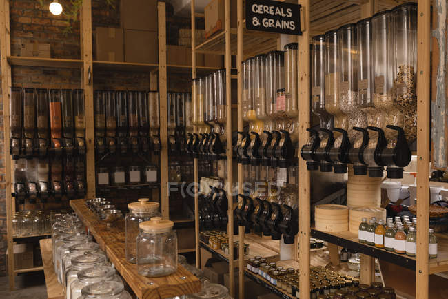 Sección de cereales y granos en el supermercado - foto de stock