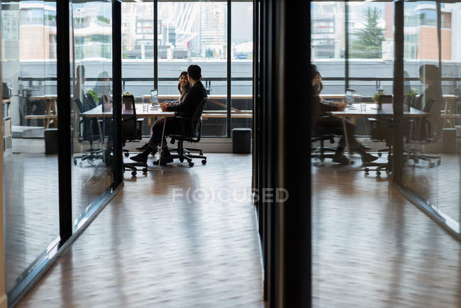 Dirigenti che lavorano in uffici moderni — Foto stock