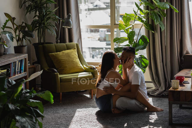 Vista lateral do casal romântico na sala de estar em casa — Fotografia de Stock
