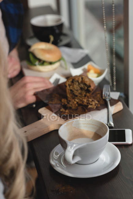 Café et nourriture sur la table dans le café — Photo de stock