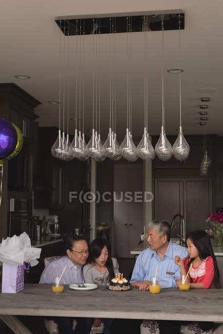 Großeltern feiern Geburtstag ihrer Enkelinnen zu Hause — Stockfoto