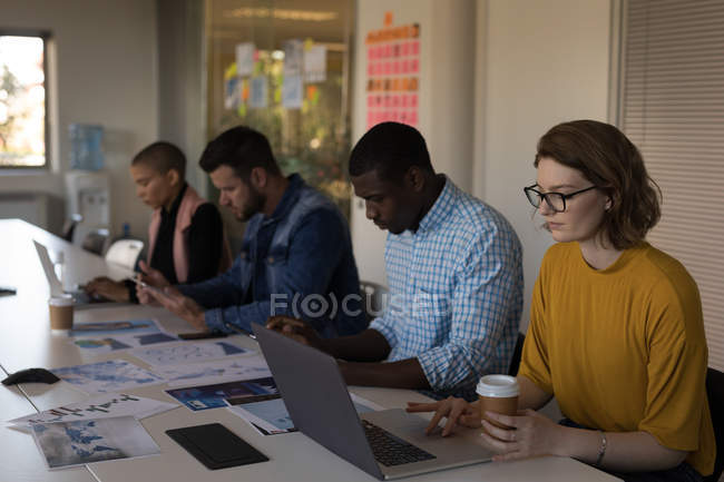 Dirigenti attenti che lavorano in sala conferenze a ufficio — Foto stock