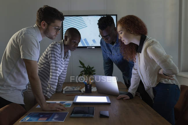 Executivos discutem sobre tablet digital em sala de conferências no escritório — Fotografia de Stock