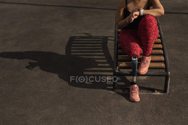 Faible section de femme handicapée en utilisant smartwatch — Photo de stock