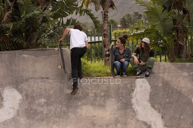 Skateboarder che parlano tra loro allo skateboard park — Foto stock