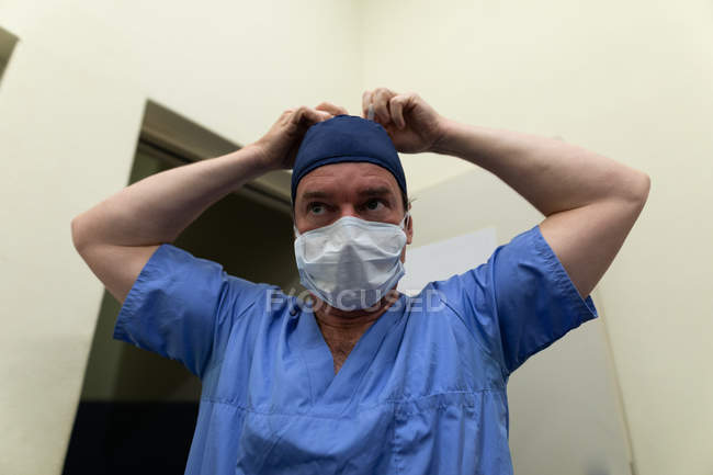 Close-up of surgeon wearing surgical mask in hospital — Stock Photo