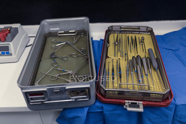 Instrumentos e equipamentos cirúrgicos em uma caixa no hospital — Fotografia de Stock