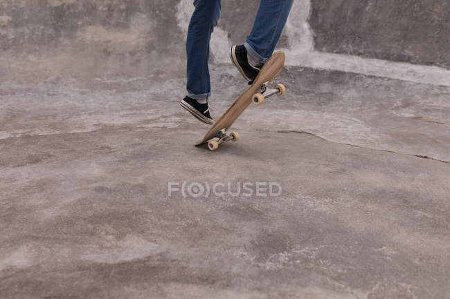 Sezione bassa dello skateboard femminile nello skateboard park — Foto stock