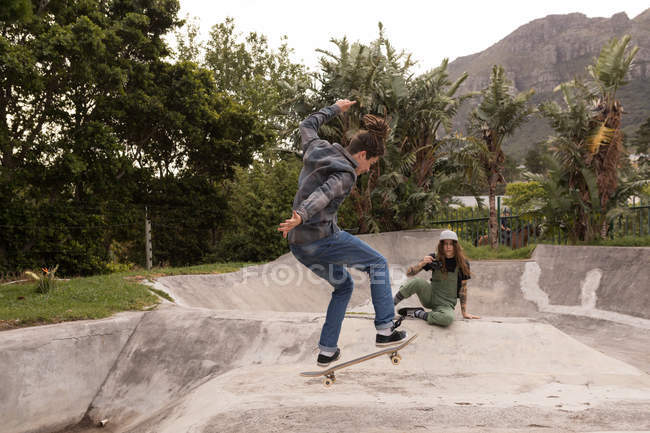 Молодой человек катается на скейтборде в парке — стоковое фото