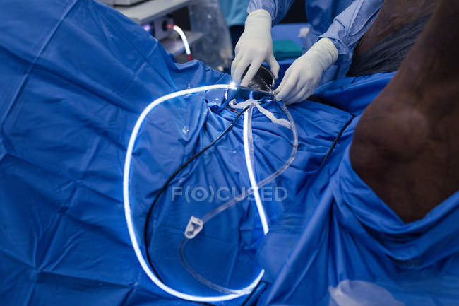Жінка-хірург, яка вивчає коня в операційному театрі в лікарні — стокове фото