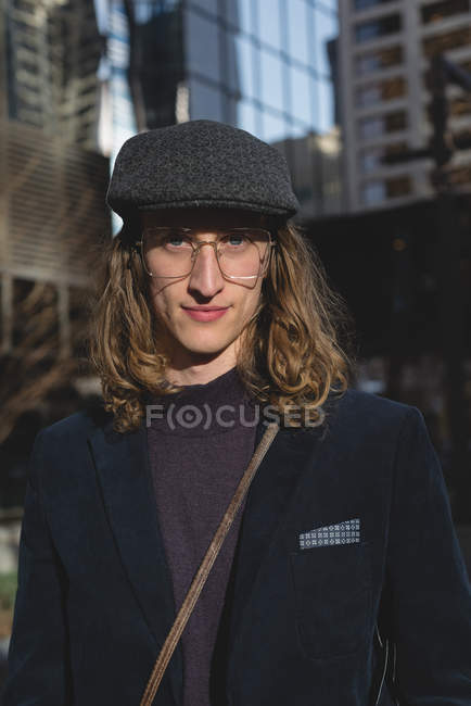 Young man smiling in the city — Stock Photo