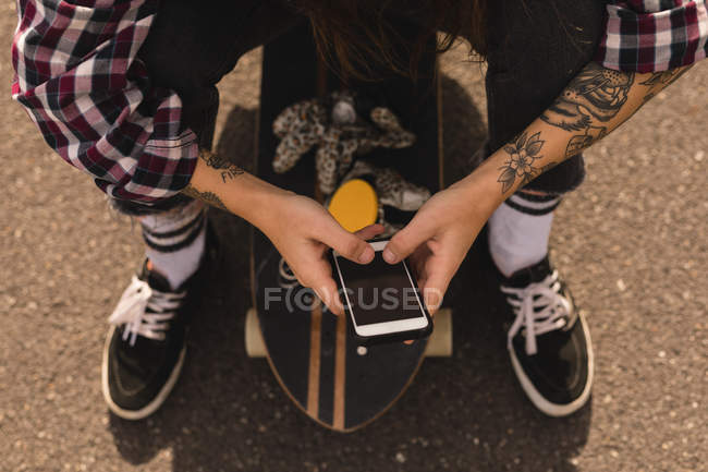 Nahaufnahme von Skateboardern mit Handy auf dem Land — Stockfoto