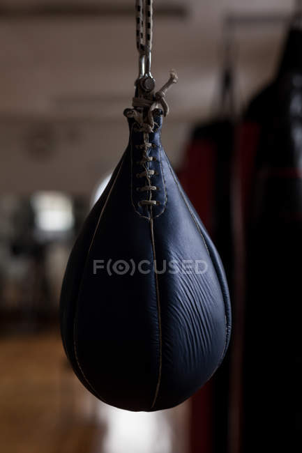 Primer plano del saco de boxeo colgado en el gimnasio - foto de stock