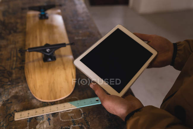 Primo piano dell'uomo con tablet digitale in officina — Foto stock