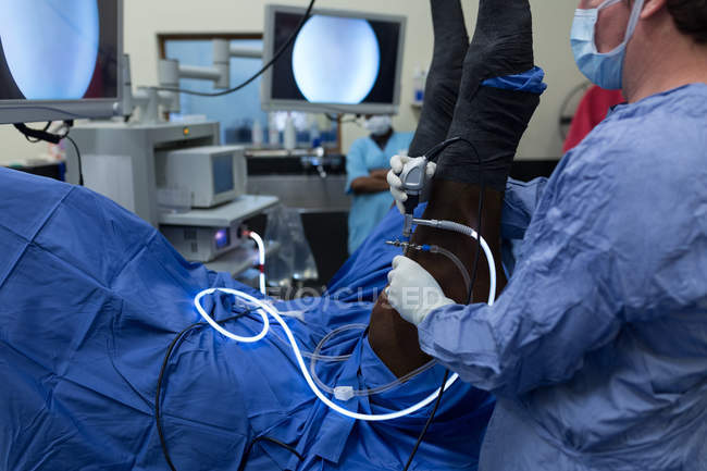 Chirurgo di sesso maschile che esamina un cavallo in sala operatoria in ospedale — Foto stock