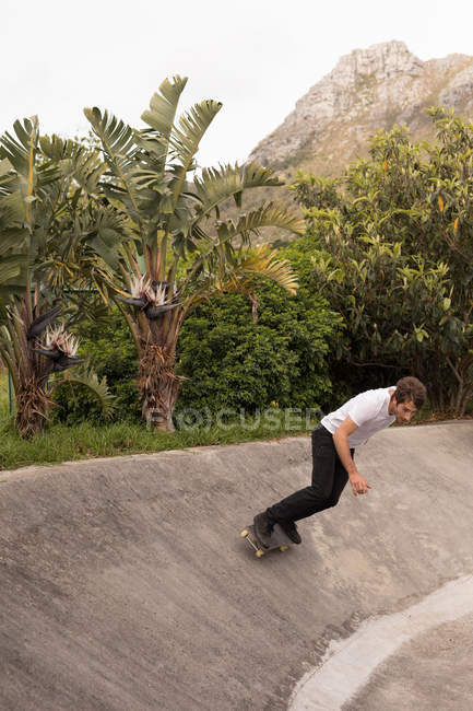 Молодий чоловік скейтбординг у скейтборді парку — стокове фото