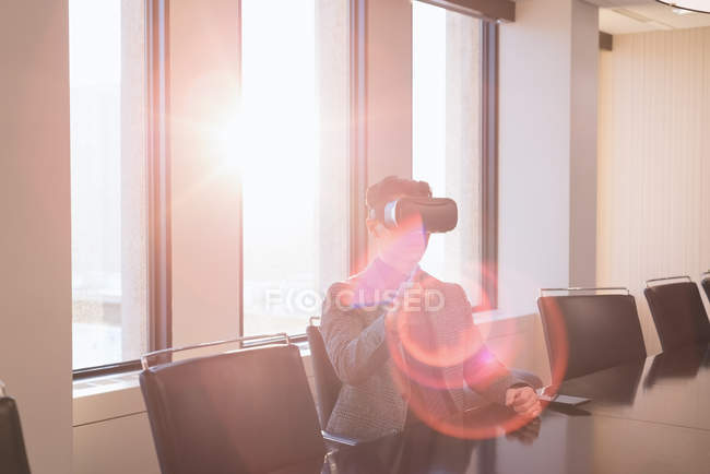 Вид збоку бізнес-леді за допомогою Vr гарнітуру в конференц-залі, в офісі — стокове фото