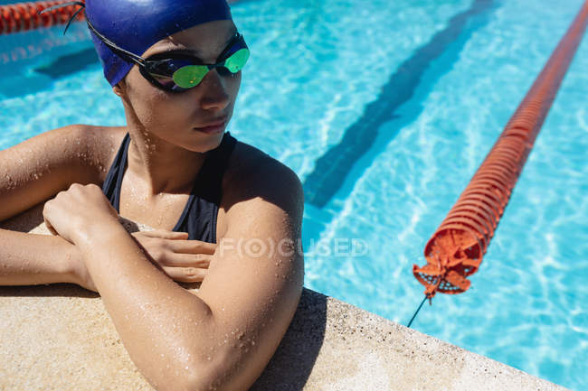 Primer plano de la joven nadadora parada en la piscina - foto de stock