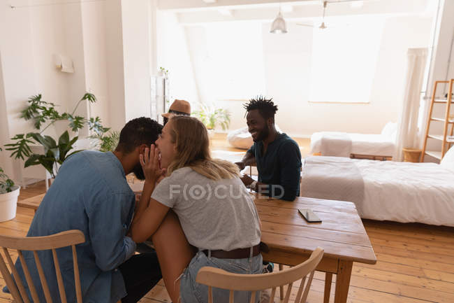 Casal sentado e interagindo uns com os outros em casa na mesa de jantar. Estão a divertir-se. — Fotografia de Stock