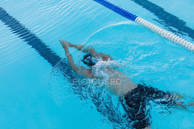 Высокий угол обзора пловца, плавающего брассом под водой в бассейне — стоковое фото