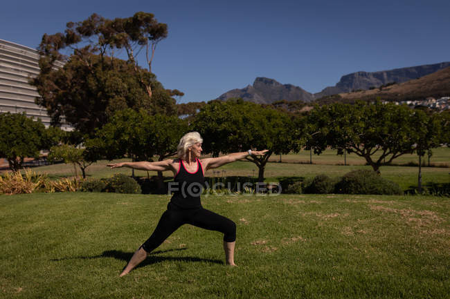 Frontansicht einer aktiven Seniorin, die an einem sonnigen Tag im Park trainiert — Stockfoto
