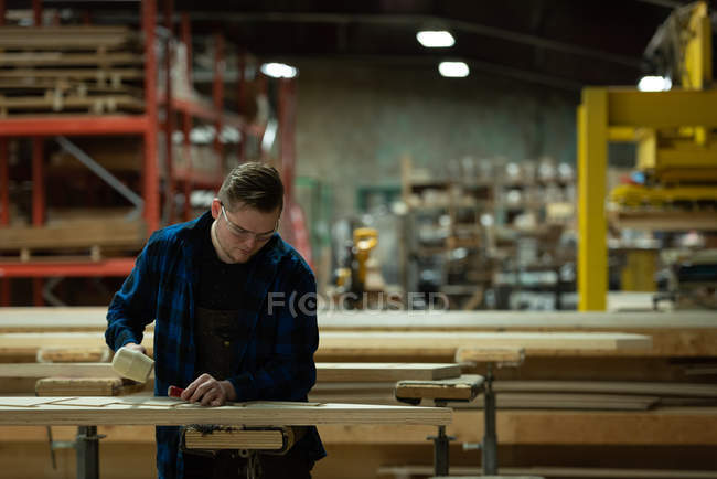 Frontansicht eines Tischlers bei der Arbeit in einer Werkstatt — Stockfoto