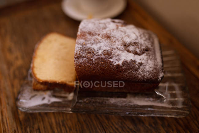 Primer plano de un pastel dulce en la mesa en la cocina en casa - foto de stock