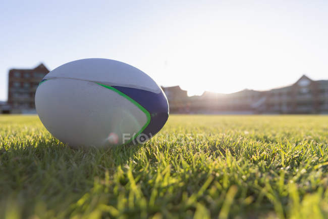 Primo piano di una palla da rugby nel terreno dello stadio in una giornata di sole — Foto stock