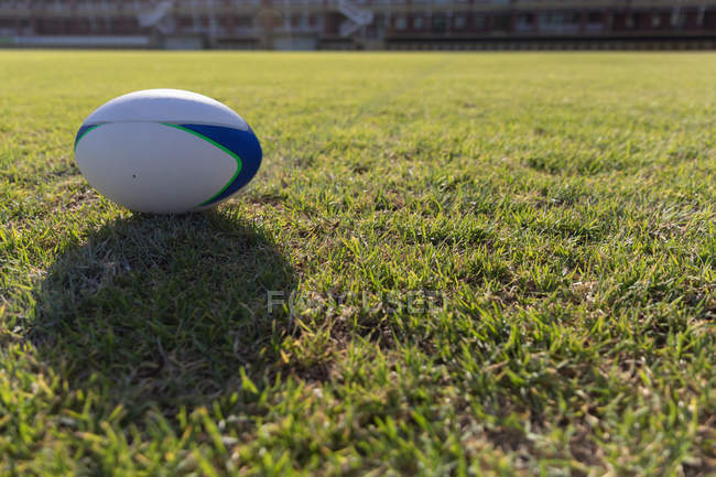 Close-up de uma bola de rugby no chão em um dia ensolarado — Fotografia de Stock