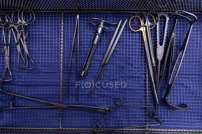 Vista di angolo alta di attrezzature chirurgiche su un tavolo in sala operatoria a ospedale — Foto stock