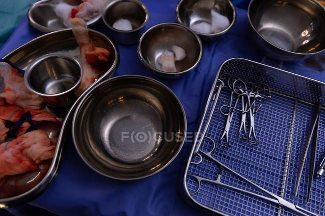 Vista de alto ângulo do equipamento cirúrgico em uma mesa na sala de operação durante a cirurgia — Fotografia de Stock