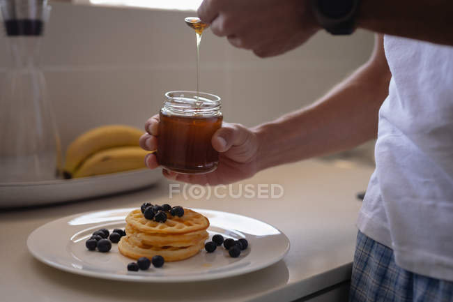 Metà sezione di uomo preparare la colazione waffle in cucina a casa — Foto stock
