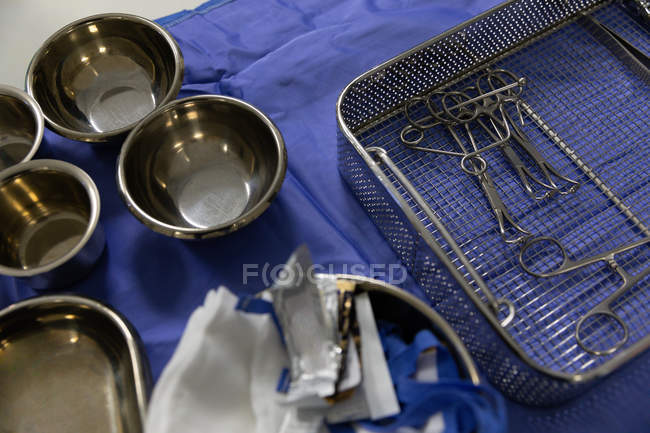 Blick auf die Operationsgeräte auf einem Tisch im Operationssaal des Krankenhauses — Stockfoto