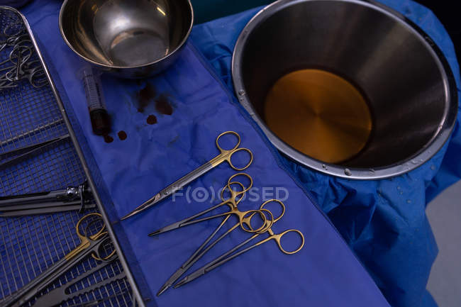 Высокий угол обзора хирургического оборудования на столе в операционной во время операции — стоковое фото