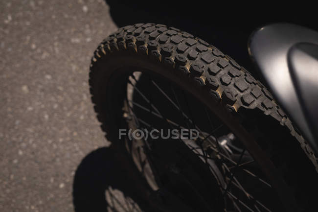 Vista ad alto angolo della ruota della moto in officina — Foto stock