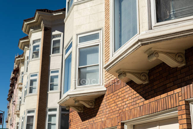 Exterior of row houses on a sunny day — Stock Photo