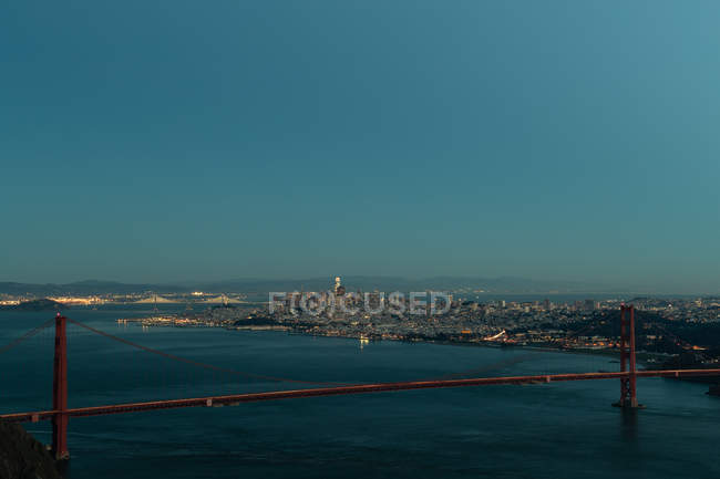 Красный мост в солнечный день — стоковое фото